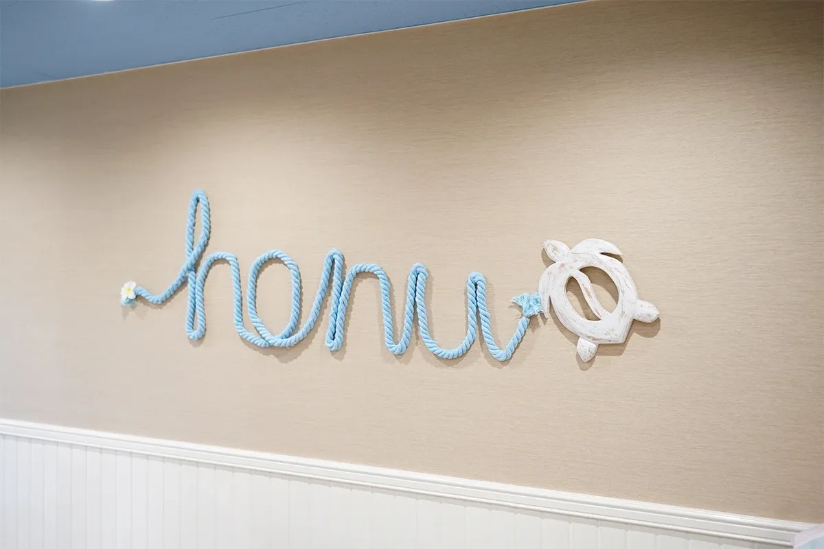壁にはロープを使ったロゴを配置しました。明るい水色の天井とロープの色が可愛くてAyumiのお気に入りです。